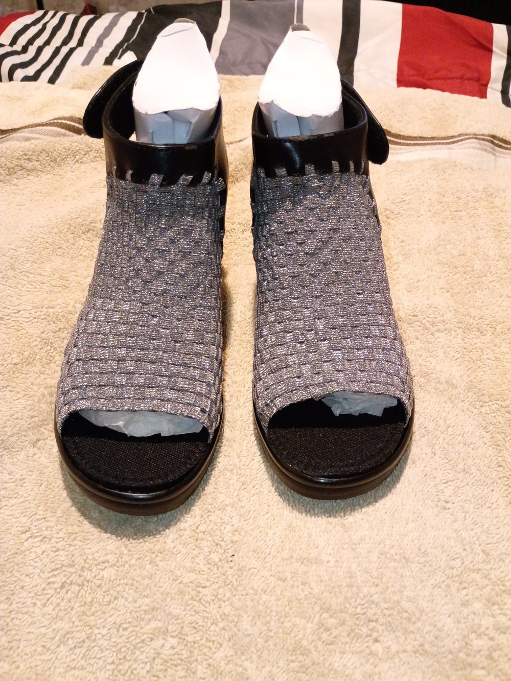 Steven by Steve Madden “Ezzme” Woven Metallic Peeptoe Slingback Shootie

Size 8